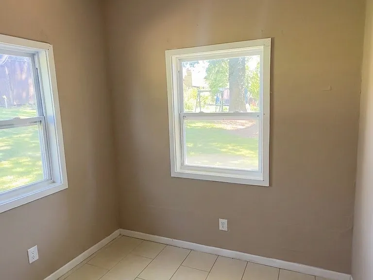 209 N Van Buren St #B — Photo 7