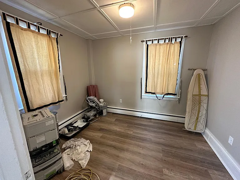 Office space/additional room, no closet