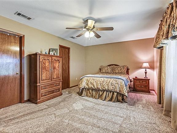 3rd image of 283 Saint Andrews Blvd