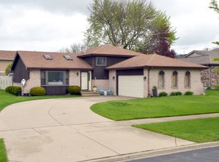 733 Longtree Dr, Wheeling, IL 60090