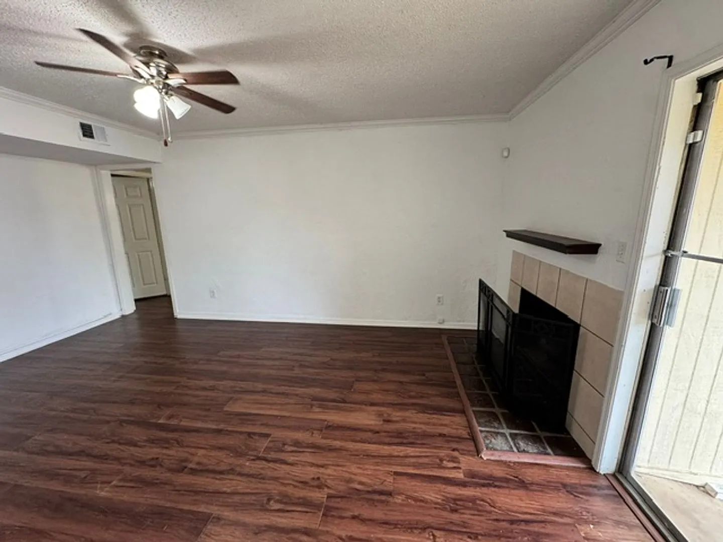 3 bed upstairs condo in Norman, community pool and plenty of parking! — Photo 4