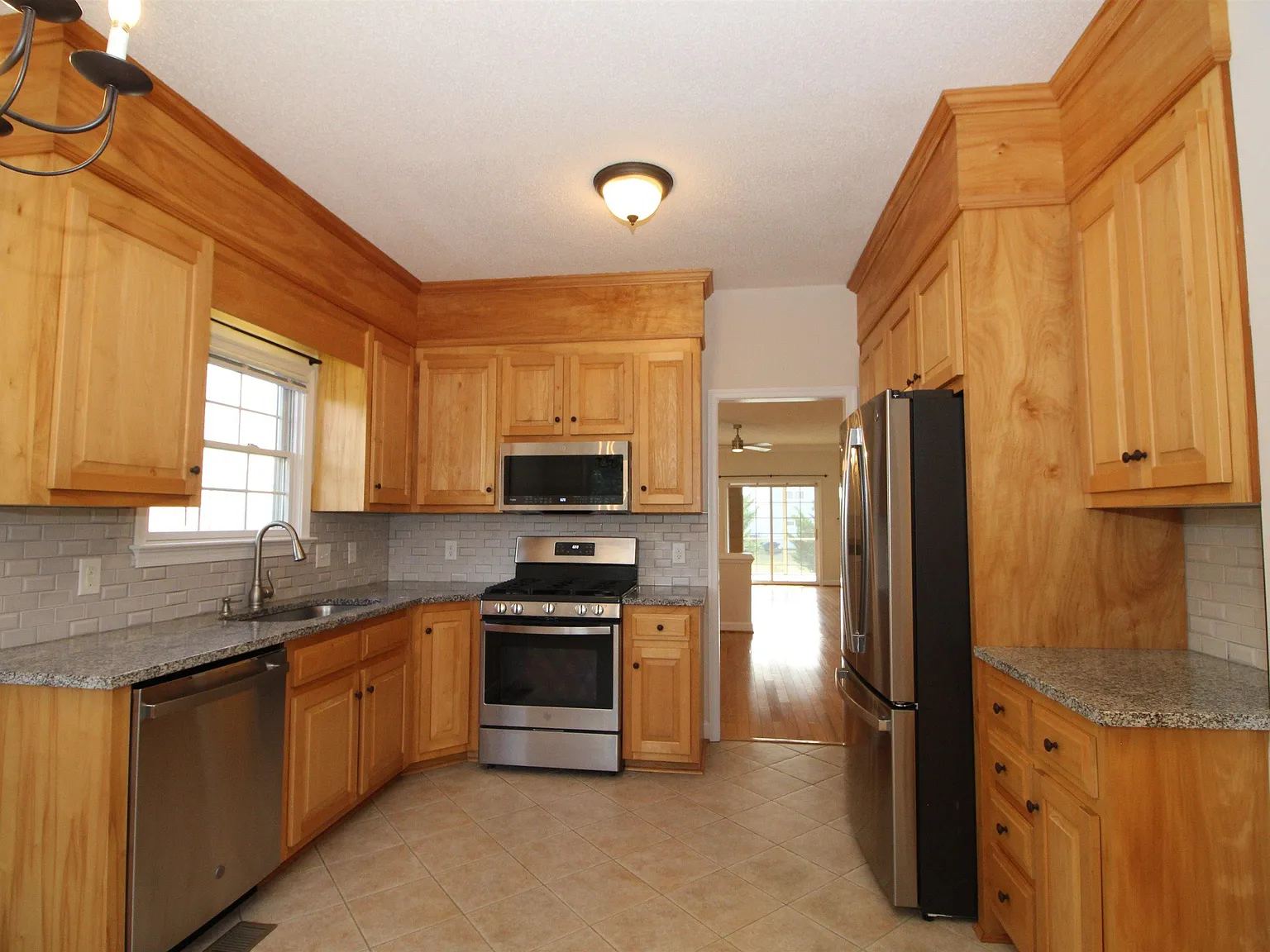 3 bed, 2.5 bath, 1904 sqft, $2,400 — Photo 3