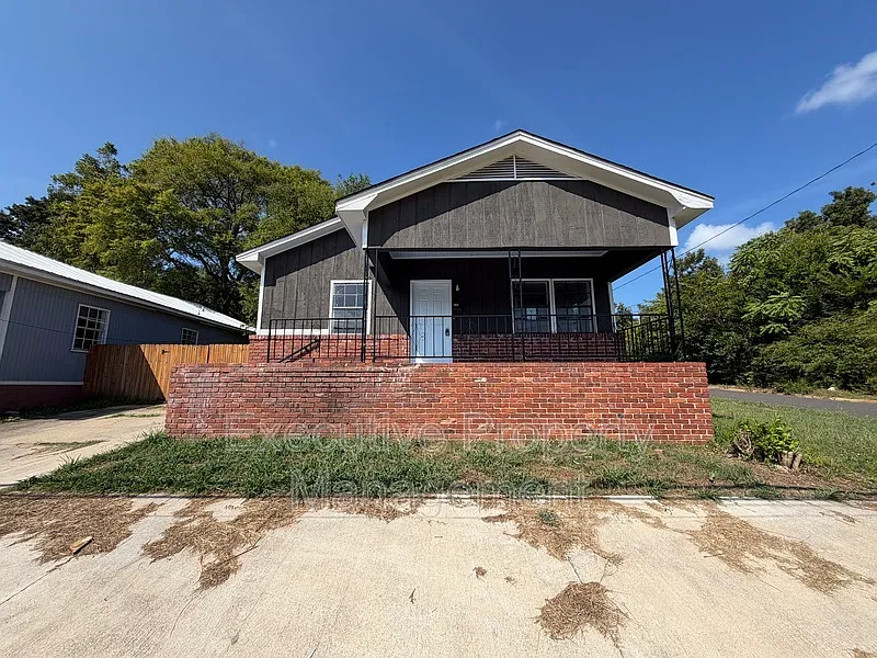 3 bed, 1.0 bath, 1148 sqft, $1,200 — Photo 1