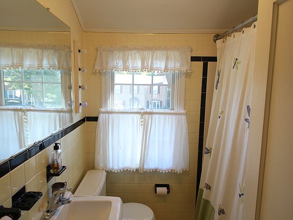 Upper Level Full Bath