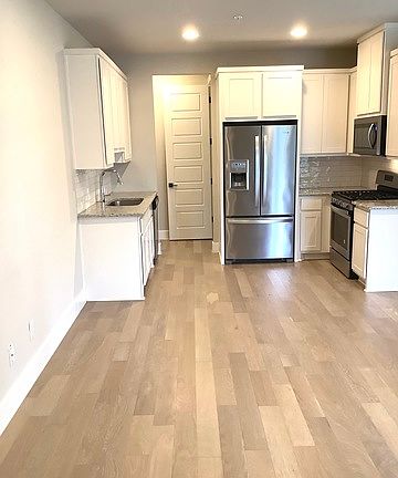5th image of 103 Claremont Ave #102