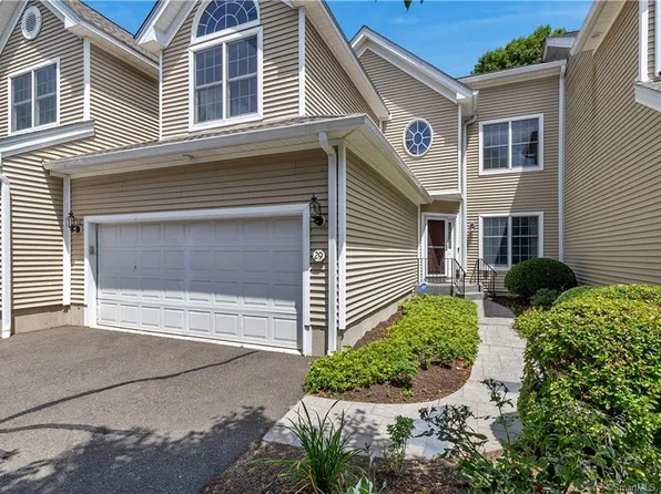 29 Regency Cir, Trumbull, CT 06611