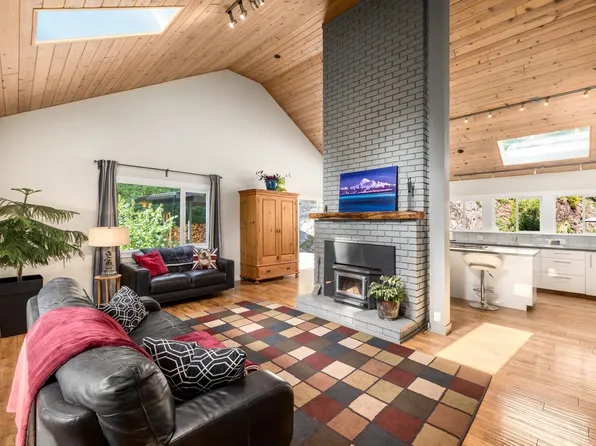 1302 Adams Rd, Bowen Island, BC V0N 1G2