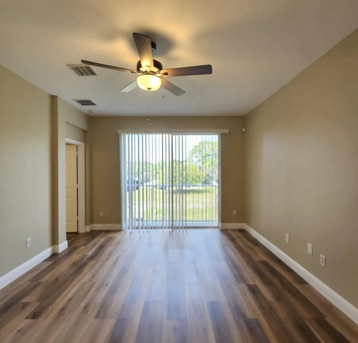 3 bed, 2.0 bath, 1049 sqft, $1,950 — Photo 2