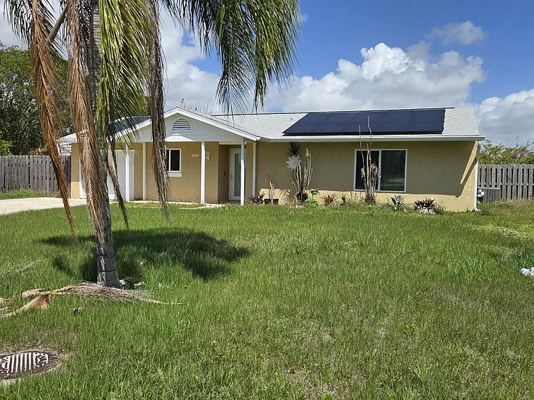 2209 SE East Dunbrooke Cir — Photo 1