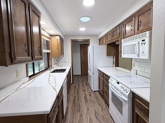5th image of 2525 Crestview Dr S