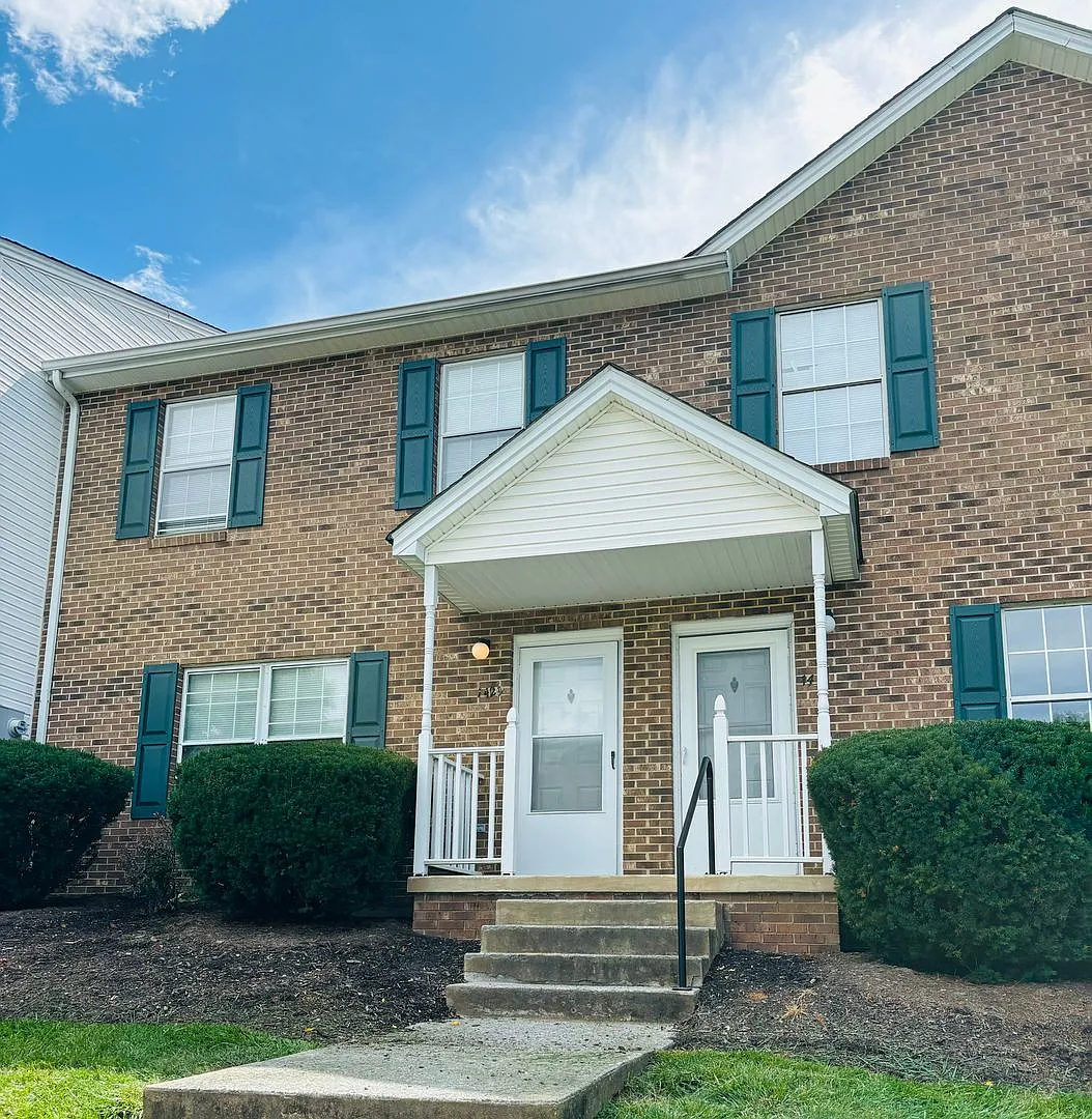 4 Bedroom 2.5 Bath Townhouse — Photo 3