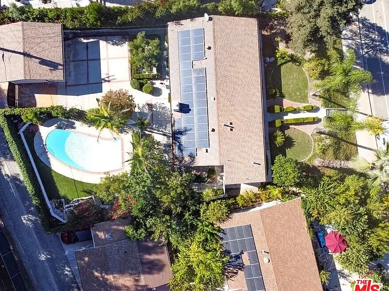 24316 Burbank Blvd — Photo 26