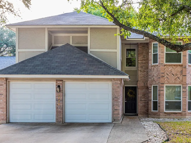 2126 River Hollow Dr — Photo 1