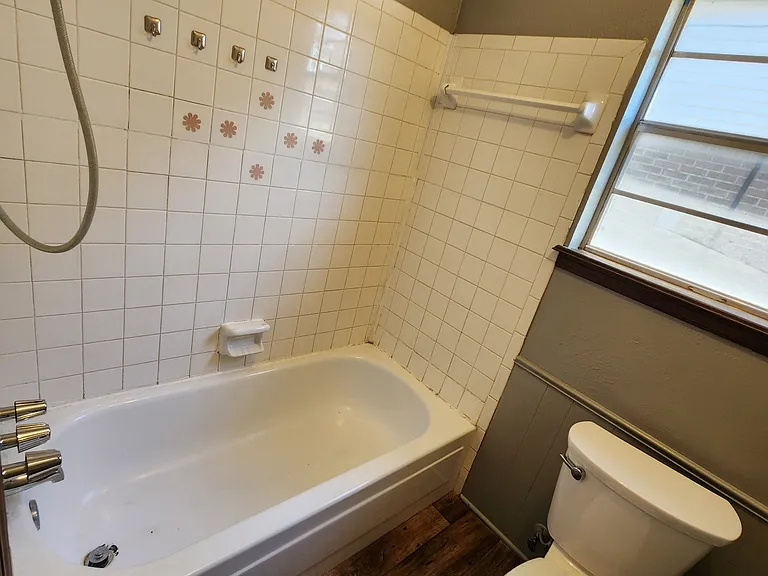 924 Crestview St — Photo 10
