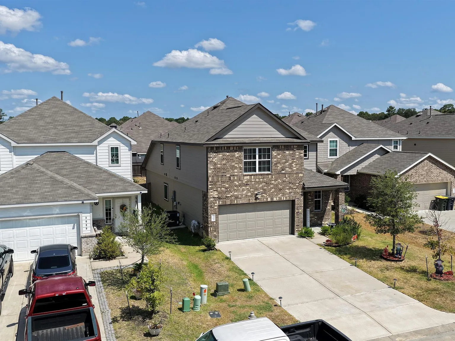 4 bed, 2.5 bath, 2221 sqft, $2,200 — Photo 2