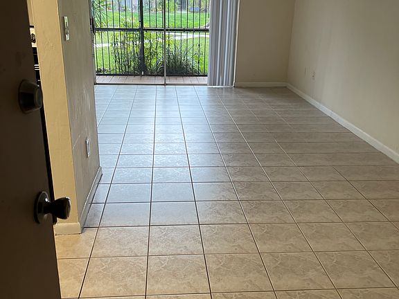 Entrance / dining room