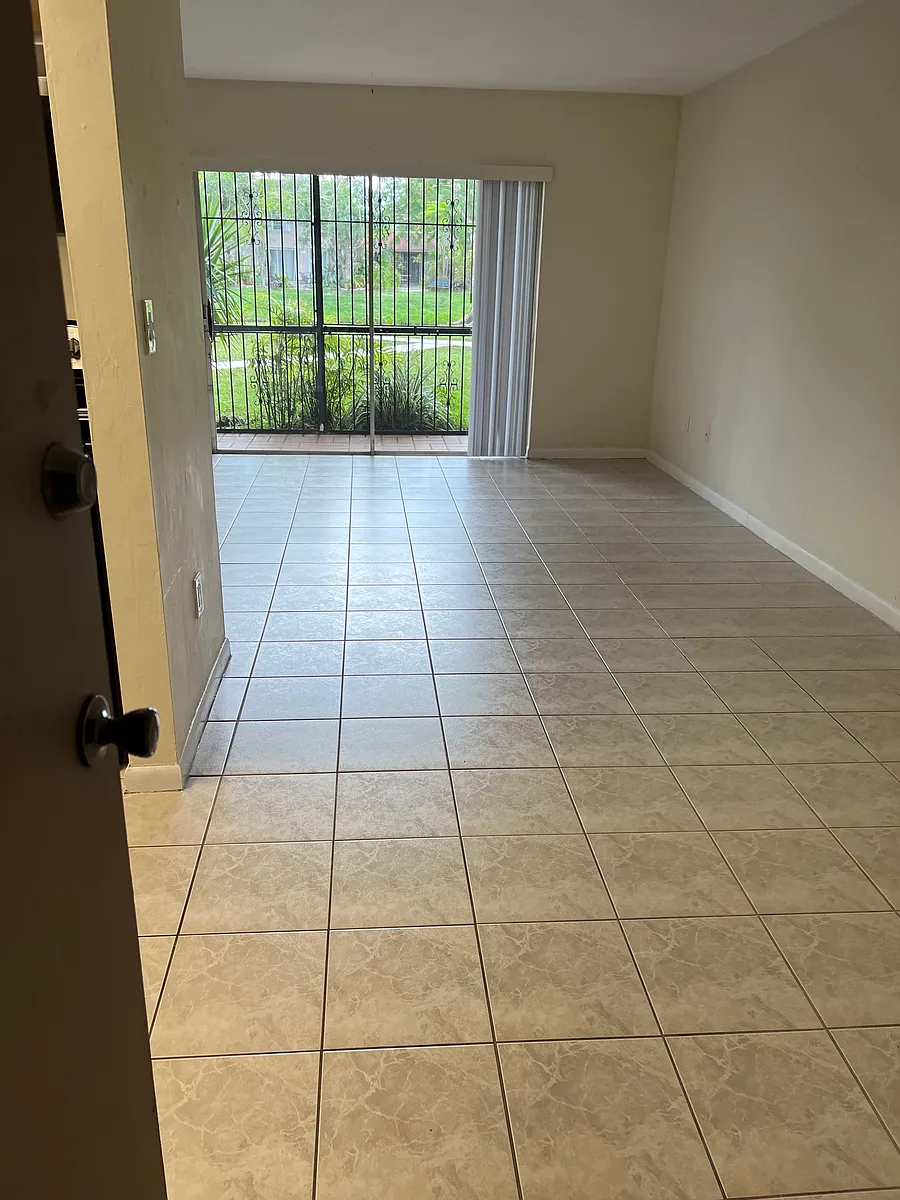 Entrance / dining room - 10355 N Kendall Dr #CC1