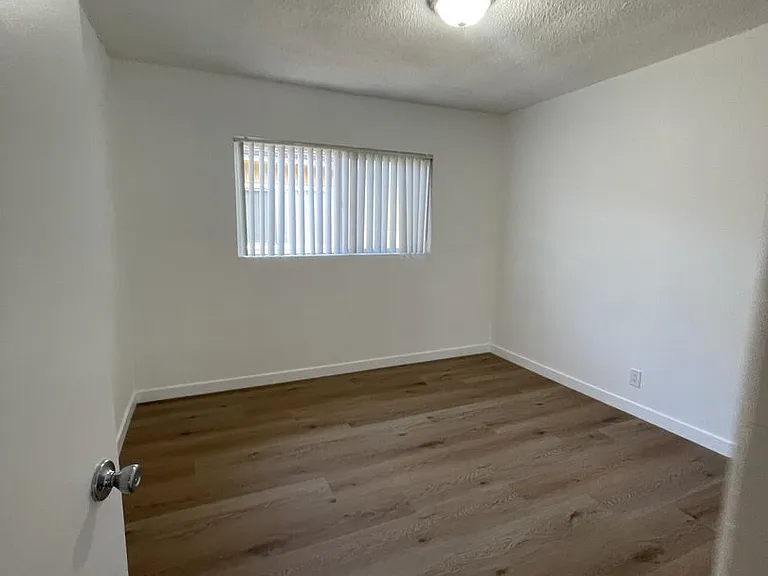 Van Ness Apartments — Photo 14