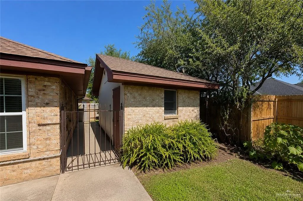 2 bed, 2.0 bath, 1385 sqft, $1,500 — Photo 2