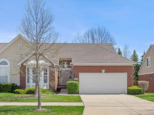 30216 Viewcrest Dr, Novi, MI 48377