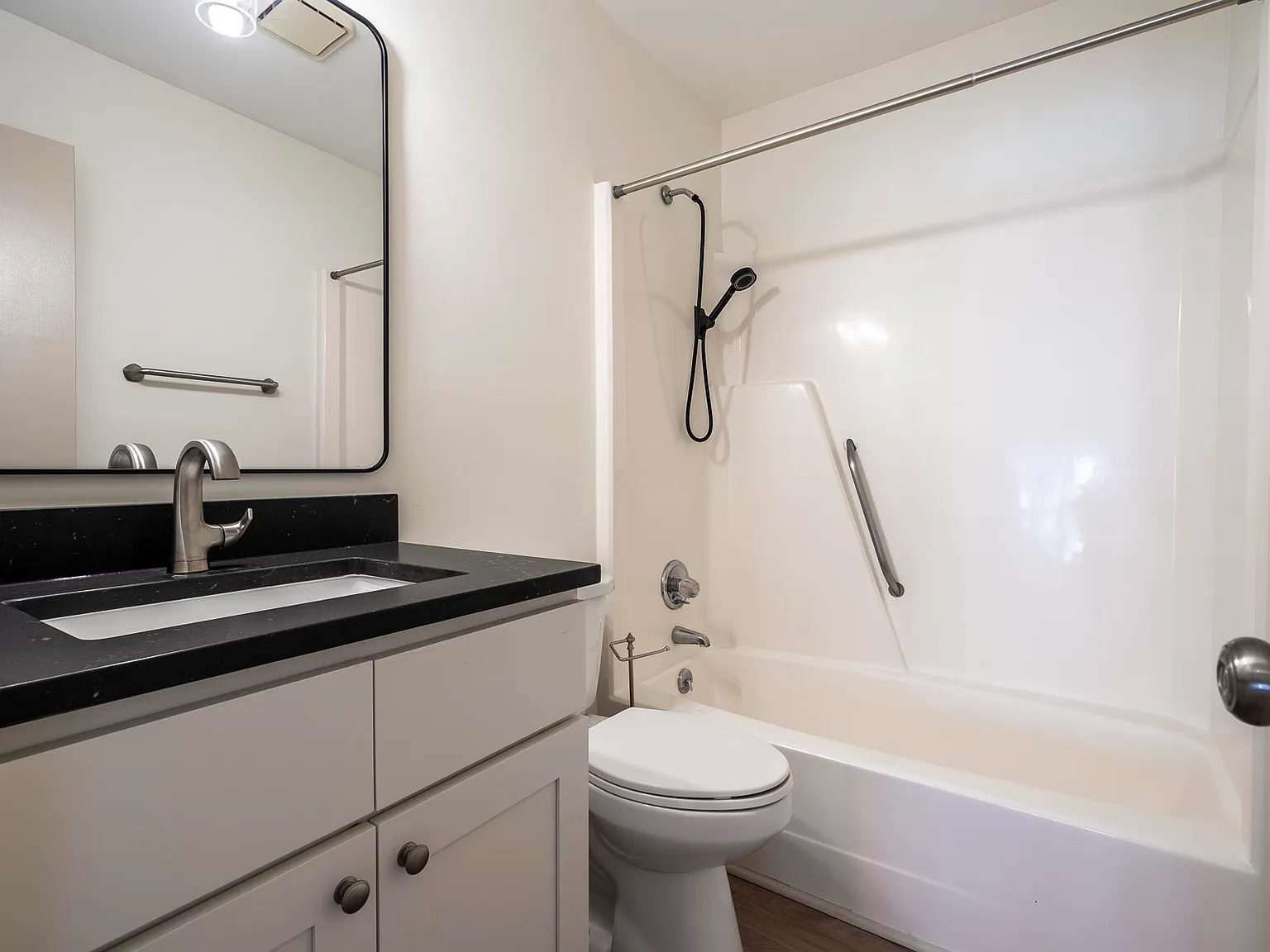 2 bed, 900 sqft, $1,600 — Photo 4