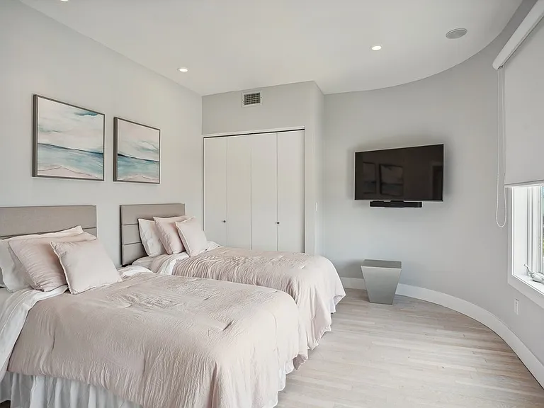 681 Dune Rd — Photo 19