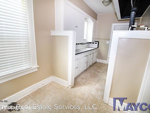 3rd image of 208 College St