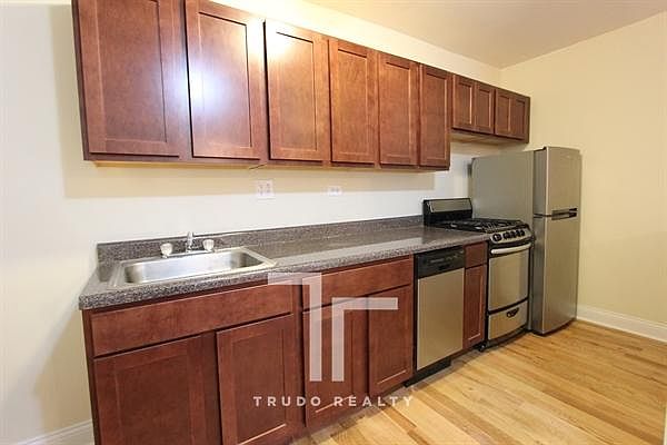 1st image of 818 W Cornelia Ave