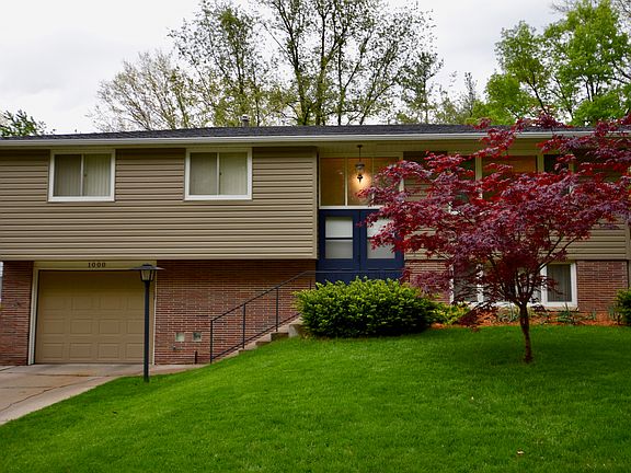 3rd image of 1000 Rosewood Dr