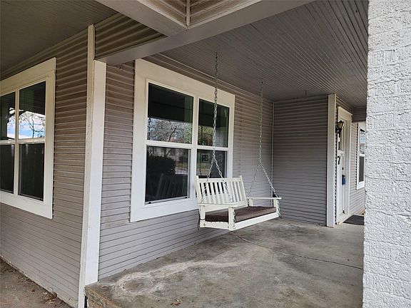 2nd image of 417 Victoria St