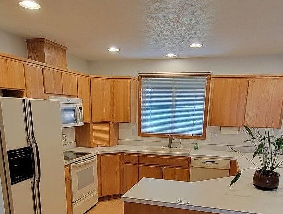 5th image of 1778 NE Hoffman Dr