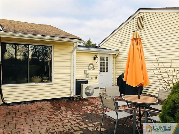 3rd image of 60B Essex Rd #60B