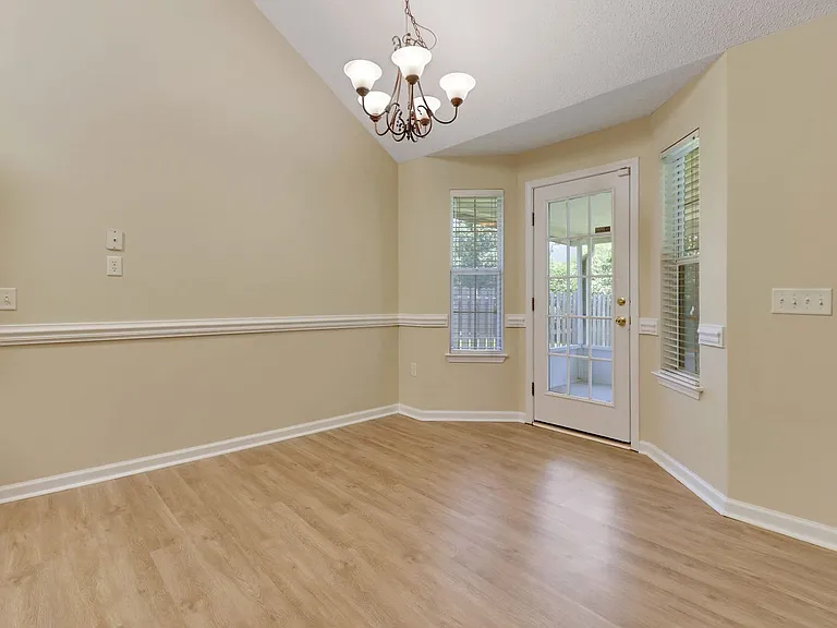 836 Laurel Hill Cir — Photo 10