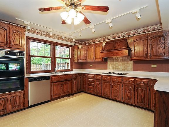 3rd image of 15657 Laramie Ave