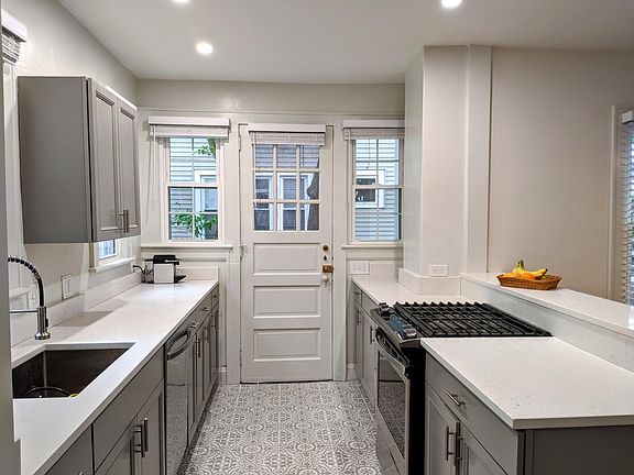 5th image of 2387 Woodmere Dr