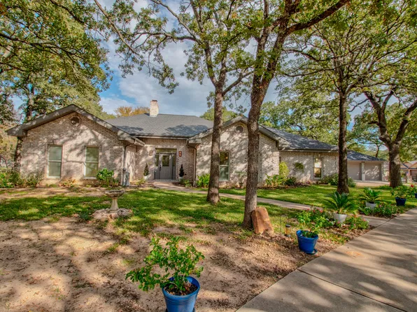101 Tomahawk Dr, Lake Kiowa, TX 76240