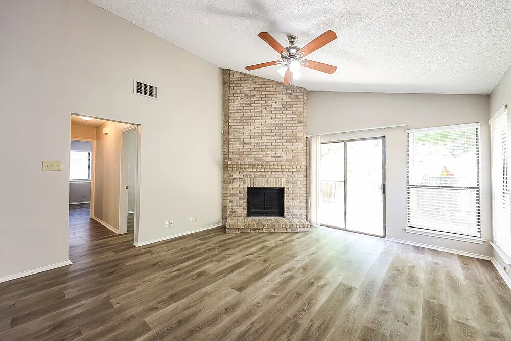 3 bed, 2.0 bath, 1351 sqft, $1,700 — Photo 4