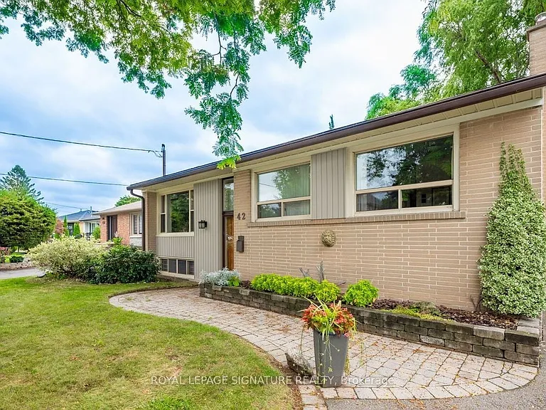 42 Jubilee Cres #MAINFLOOR — Photo 2