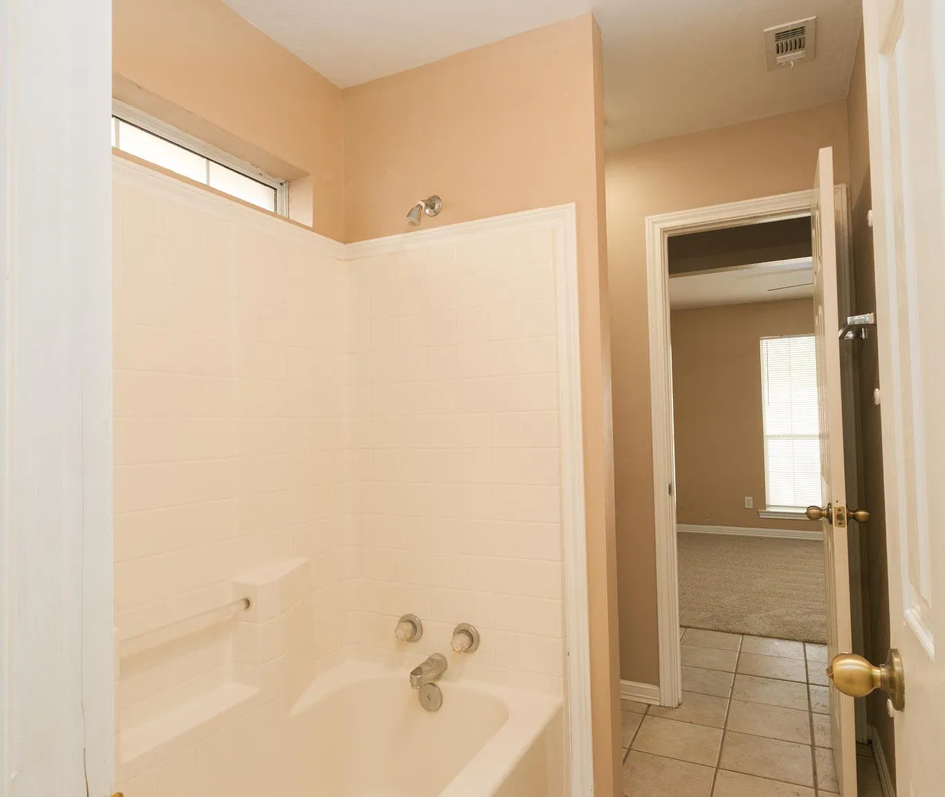 823 Avenue A — Photo 2