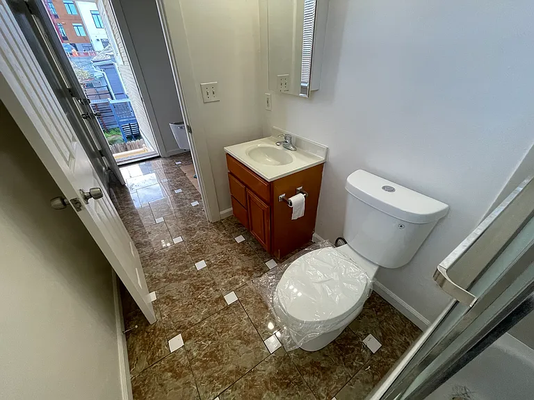 682 W Macarthur Blvd — Photo 16
