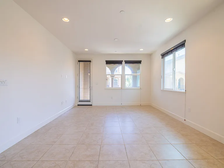 1673 Lee Way — Photo 7