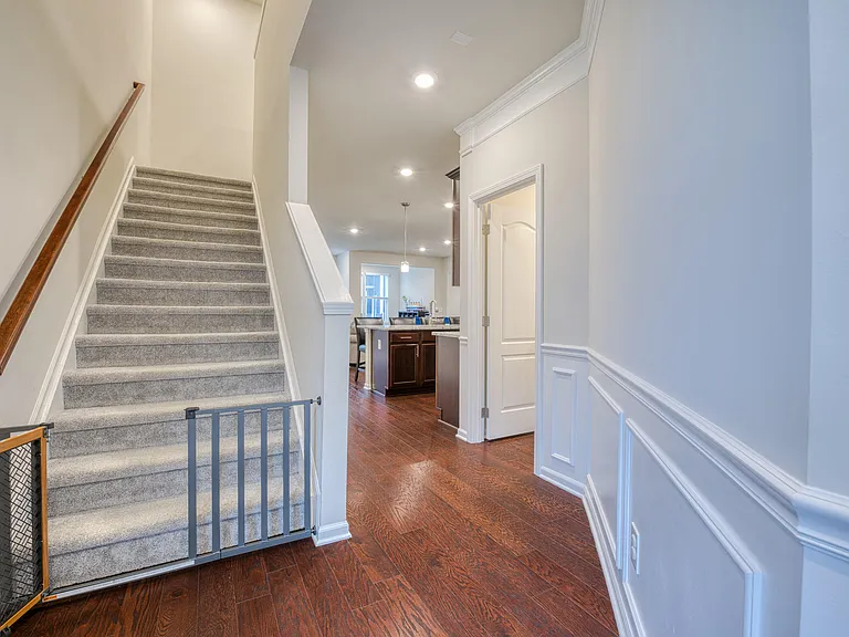 2832 Fairgrove Cres — Photo 4