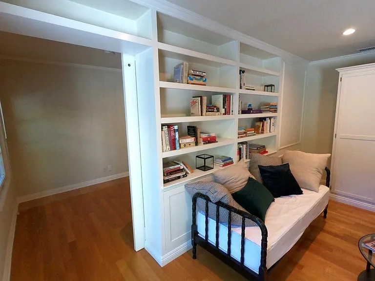 2285 N Beachwood Dr #12 — Photo 12