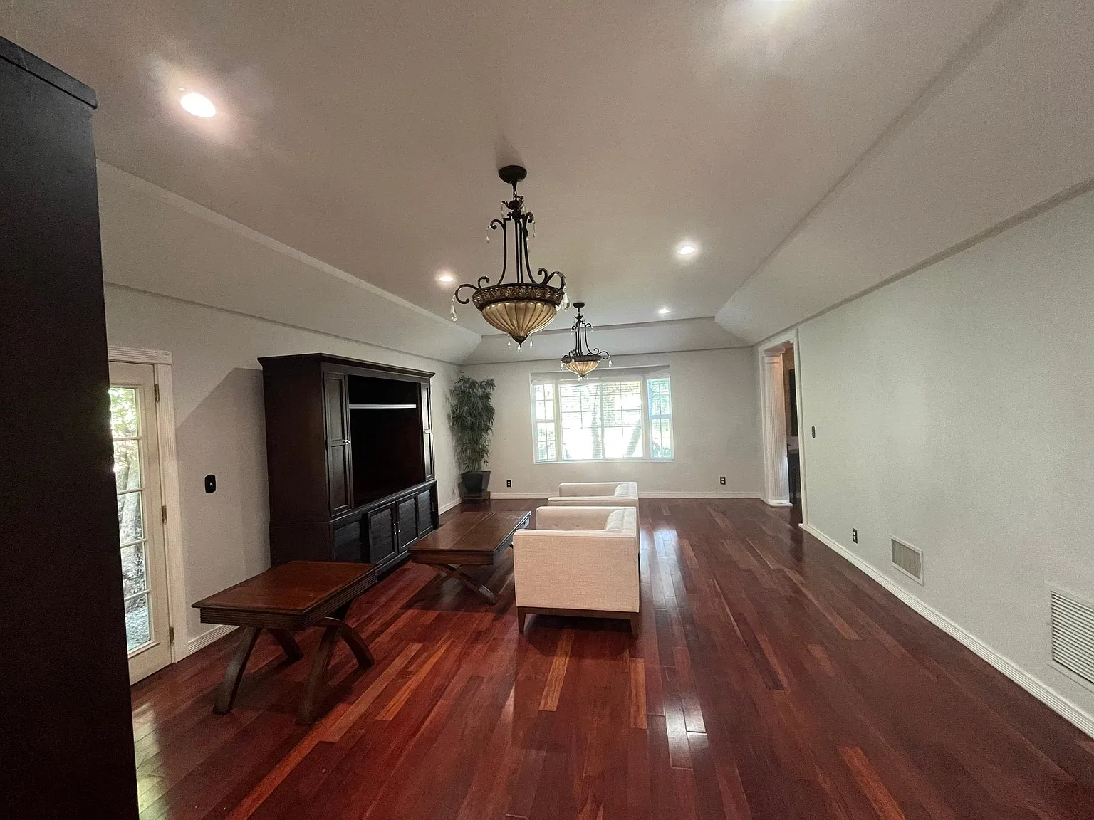 2533 Barry Ave — Photo 3