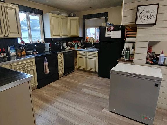3rd image of 2929 Birch Ave