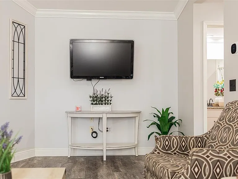 5864 Manchester Dr W — Photo 31