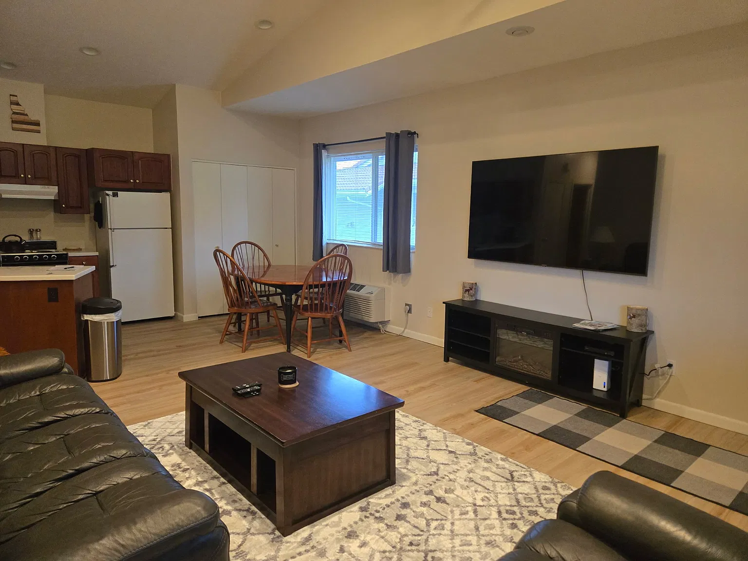 2 bed, 1040 sqft, $1,800 — Photo 4