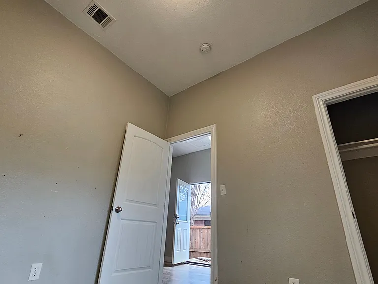 2115 Glenwood Ln — Photo 13