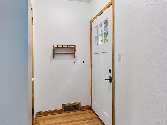 4th image of 1605 Merrill St