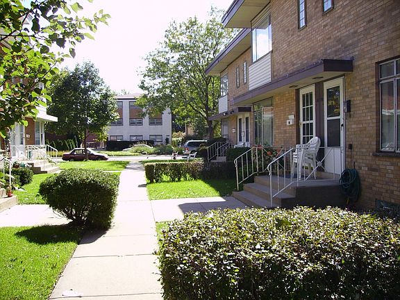 Lovely courtyard, end unit away from Main Street - Four Parking spaces!